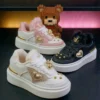 Modela_estos_3_202603311742 Moschino Corazón