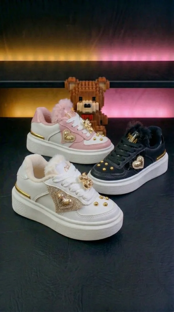 Modela_estos_3_202603311742 Moschino Corazón