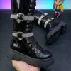 Intercambia_botas_blancas_por_ne…_202605281732 Bota correa charol infantil