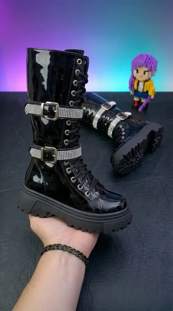 Intercambia_botas_blancas_por_ne…_202605281732 Bota correa charol infantil