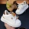Intercambia_las_botas_rosados_por_202605120247 Moschino Capybara