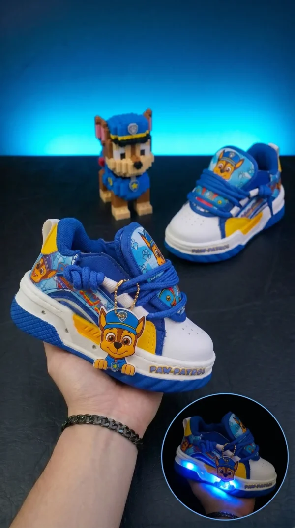 Intercambia_los_zapatos_rosados_por_202605261338 Dolce&Gabbana con luces infantil