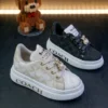 Modela_estos_2_colores_en_202605280236 Coach Osito