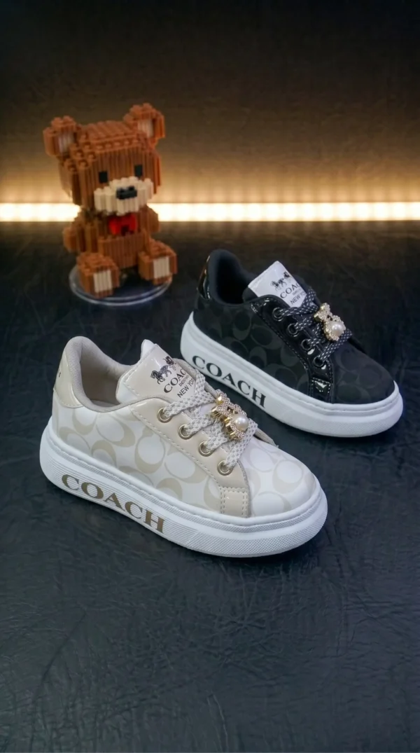 Modela_estos_2_colores_en_202605280236 Coach Osito