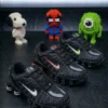Modela_estos_3_colores_en_202605131510 Nike Shox