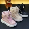 Modela_estos_3_colores_en_202605132013 Botas Moschino Peluche