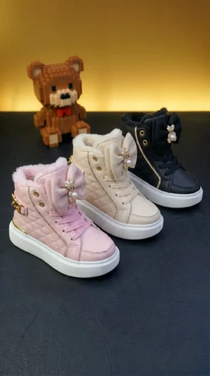 Modela_estos_3_colores_en_202605132013 Botas Moschino Peluche