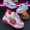 Modela_estos_3_colores_en_202605140133 Adidas con camarita