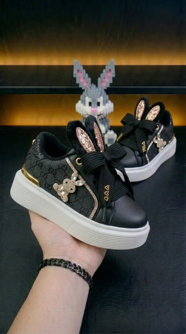 Quiero_que_cambies_202604072247 Moschino Conejo
