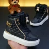 Quiero_que_cambies_el_color_202605120436 (1) Botas Moschino Peluche
