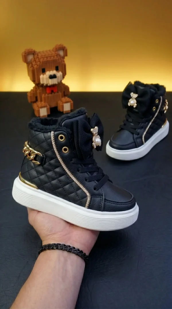 Quiero_que_cambies_el_color_202605120436 (1) Botas Moschino Peluche
