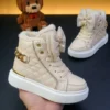 Quiero_que_cambies_el_color_202605120436 Botas Moschino Peluche