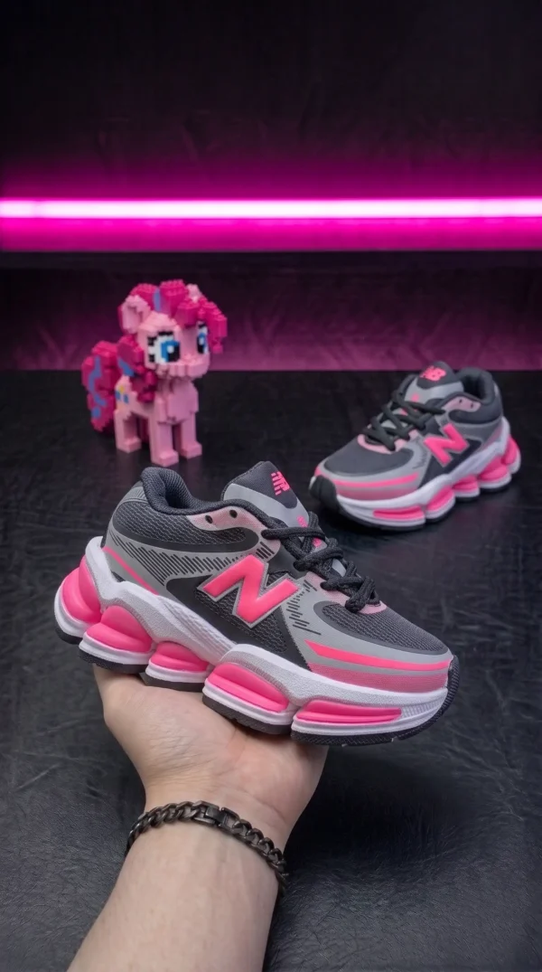 Change_fuchsia_shoes_to_black_202608200617 NewBalance 2000 infantil