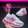 Change_shoes_doll_background_2K_202608200617 NewBalance 2000 infantil