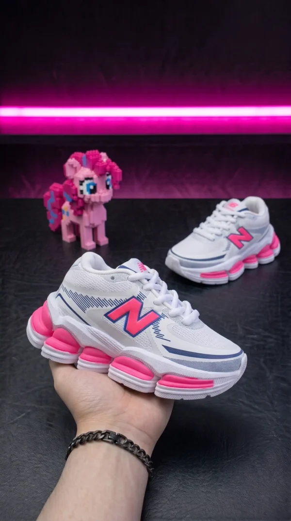 Change_shoes_doll_background_2K_202608200617 NewBalance 2000 infantil