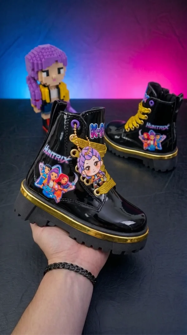 Change_white_boots_to_black_202607270519 Bota Corta Kpop Warriors