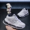 Edit_shoes,_lighting,_and_doll_202608200617 NewBalance 2000 infantil