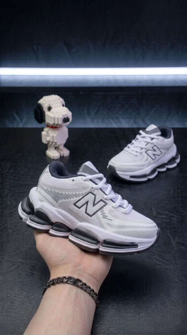 Edit_shoes,_lighting,_and_doll_202608200617 NewBalance 2000 infantil