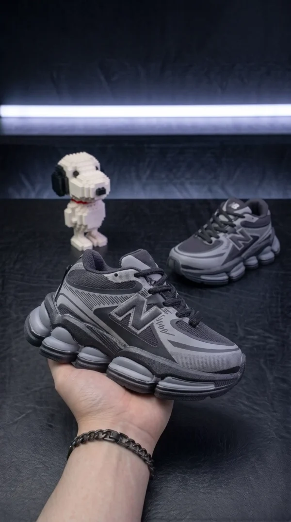 Editing_shoes,_background,_and_doll_202608200617 NewBalance 2000 infantil