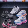 Model_colors_in_studio_photo_202608200627 NewBalance 2000 infantil