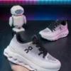 Swapping_beige_shoes_for_white_202608200412 CQ Infantil