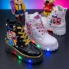 Modelar_tres_colores_en_foto_2K_20260914222416 Botines con luces para niña