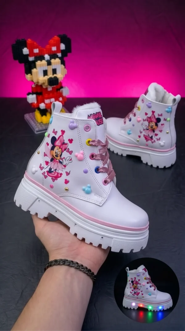 Modifying_boots_and_background_c…_2K_20260914222415 Botines con luces para niña